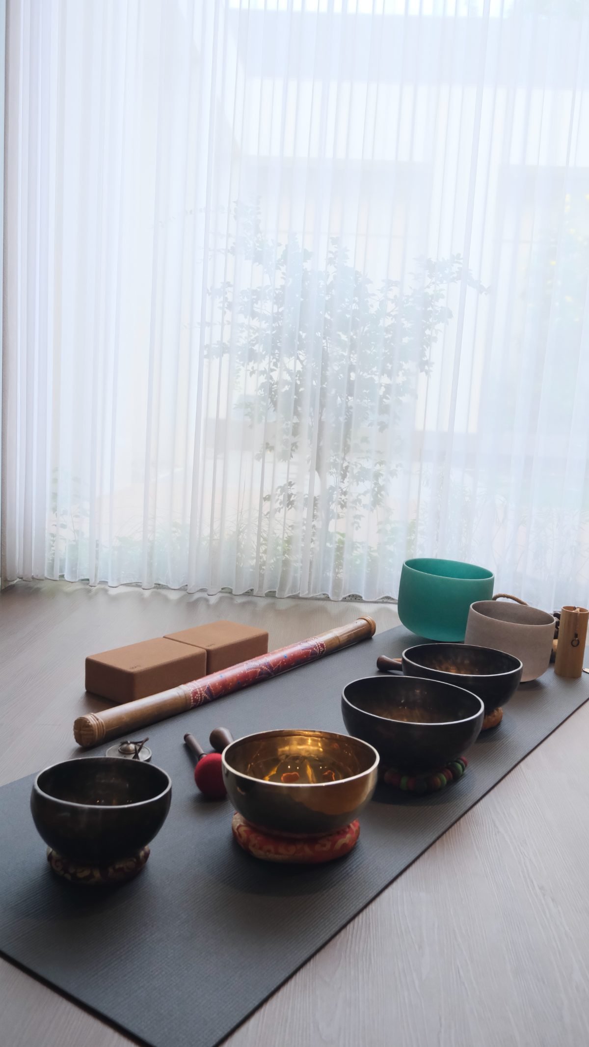 Set singing bowls siap untuk sesi kelompok