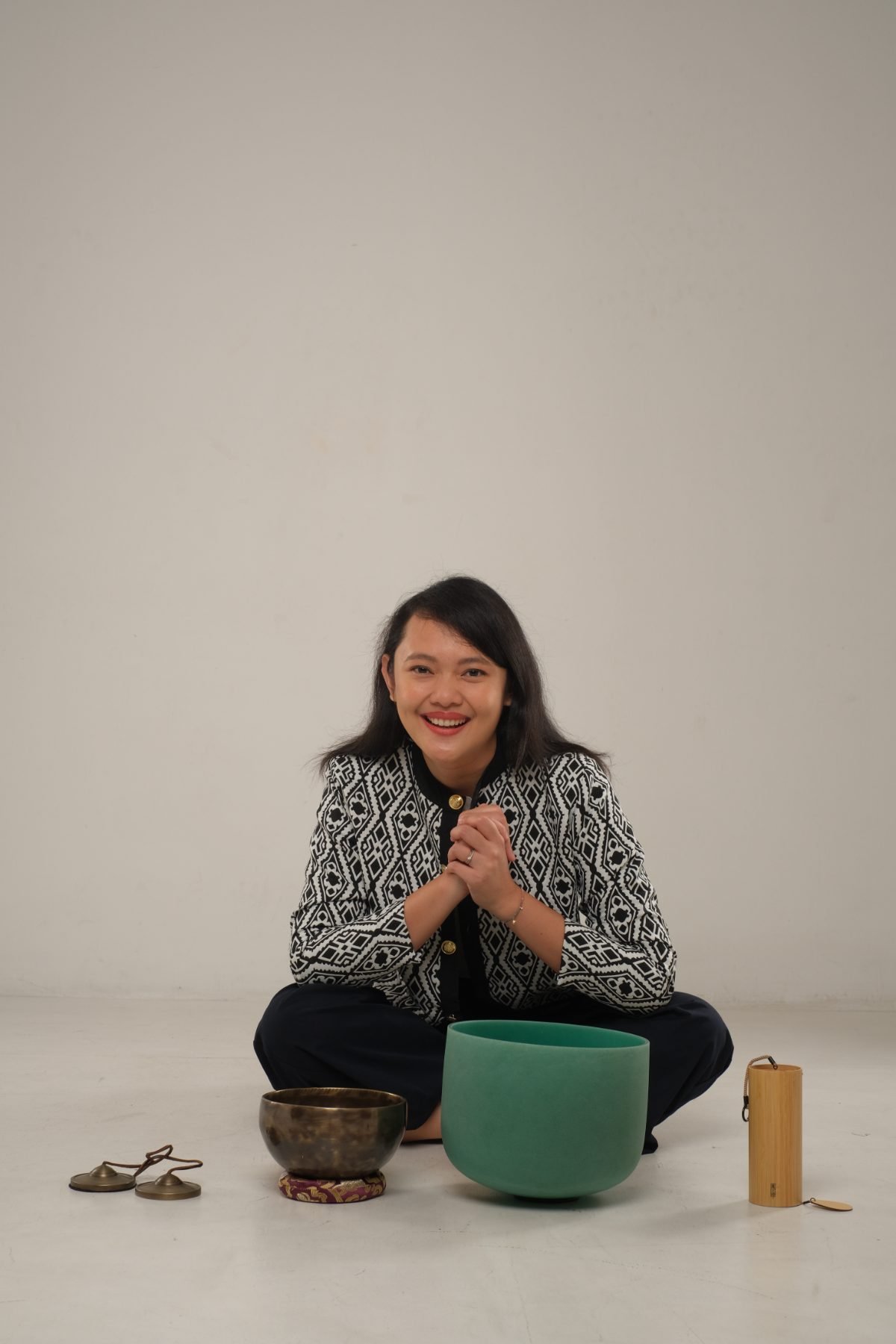 Fitri memainkan singing bowl