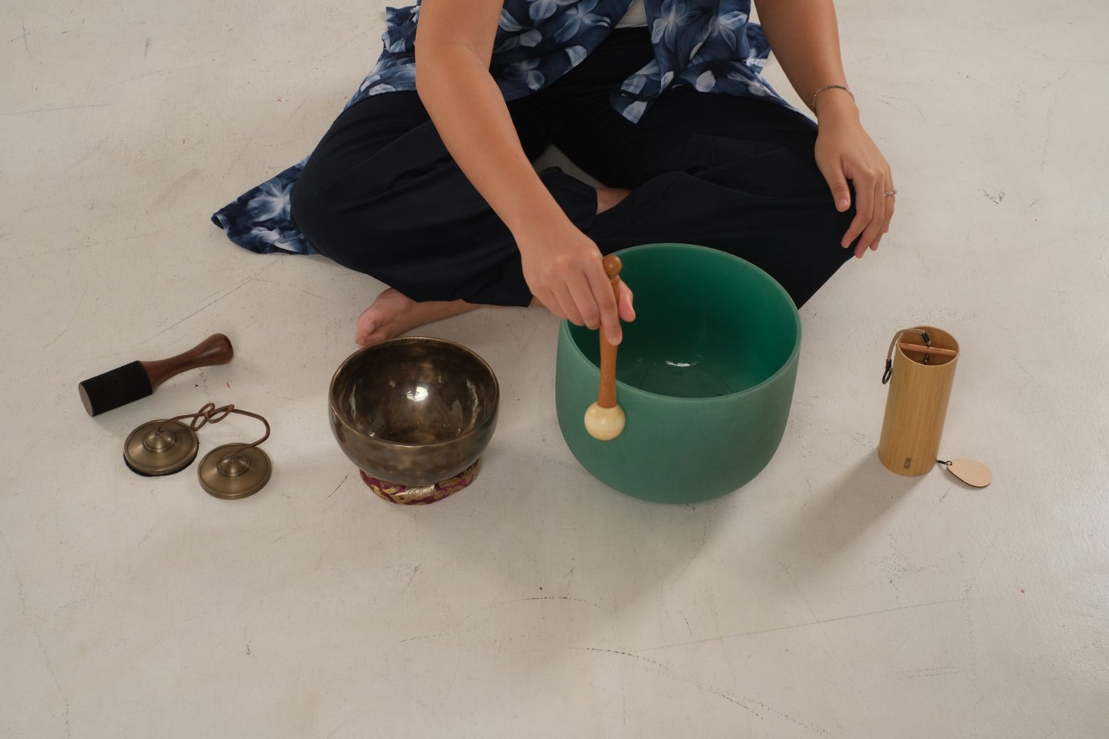 Fasilitator memainkan crystal singing bowl